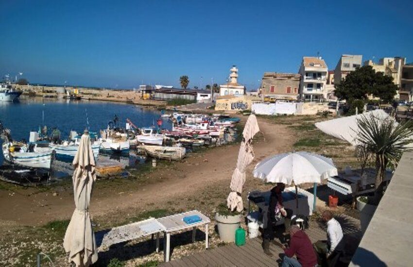 Porto di Scoglitti insabbiato. Lega Vittoria sulla draga mobile mai arrivata: “In che modo potremo aiutare la marineria locale? Chi fornirà delle risposte alle esigenze dei pescatori? Adesso servono i fatti”