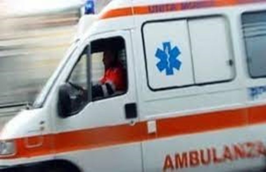 Santa Lucia Sopra Contesse, mamma e figlia cadono in strada. Bambina soccorsa in ambulanza e trasportata al Policlinico