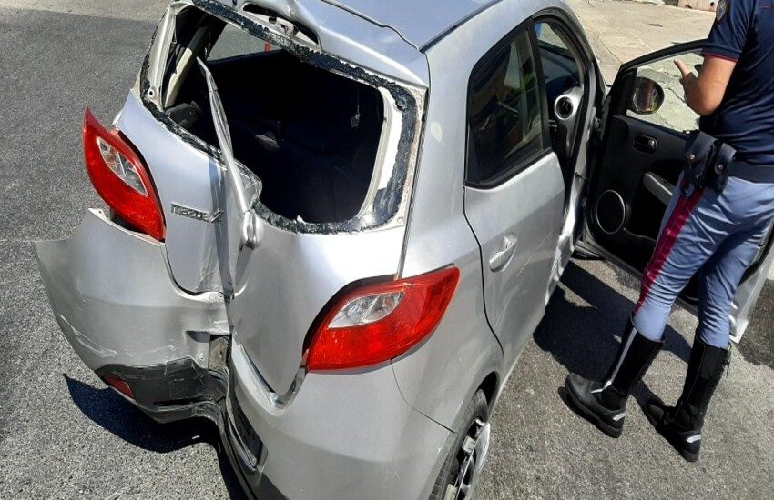 Sorpreso mentre dorme sulla corsia d’emergenza, 35enne rumeno dà vita ad una folle fuga da Acerra fino a San Felice a Cancello