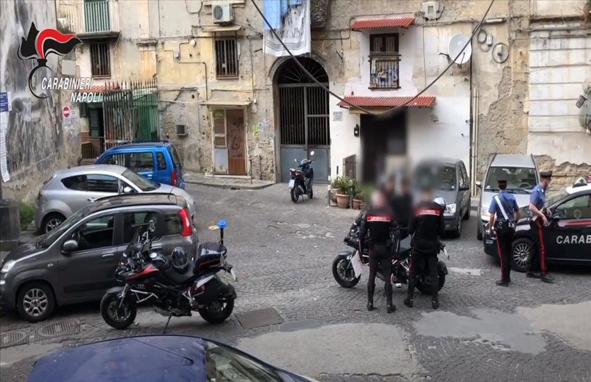 Ancora controlli a tappeto nel Rione Sanità, centauri a tutta velocità senza casco né assicurazione. Guerra aperta all’illegalità diffusa (VIDEO)