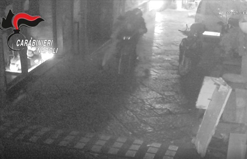 Rapina ai Quartieri Spagnoli ad un gruppo di turisti, ladri “incastrati” dal cellulare