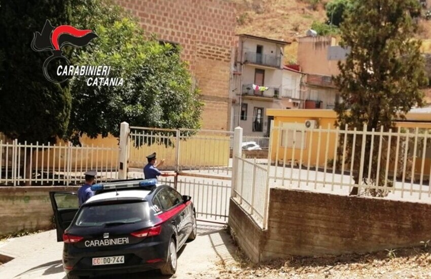 Palagonia, rubano un climatizzatore a scuola ma i carabinieri li portano al “fresco”