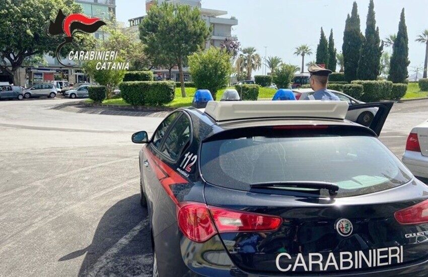 Catania, 18enne senza patente scappa al posto di blocco in piazza Europa
