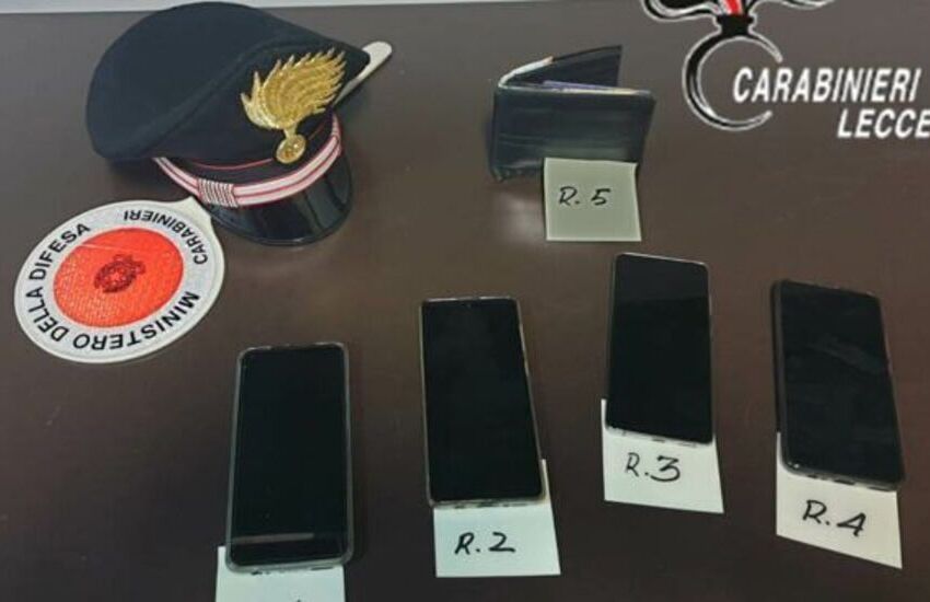 Ruba telefonini in un lido di Torre Lapillo. Arrestato per furto aggravato 24enne