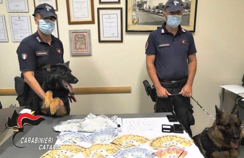 Mascali, beccato mentre si disfà della droga, arrestato