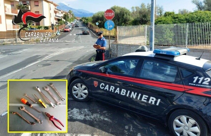 Tremestieri Etneo, rubava pezzi dalle auto in sosta, arrestato