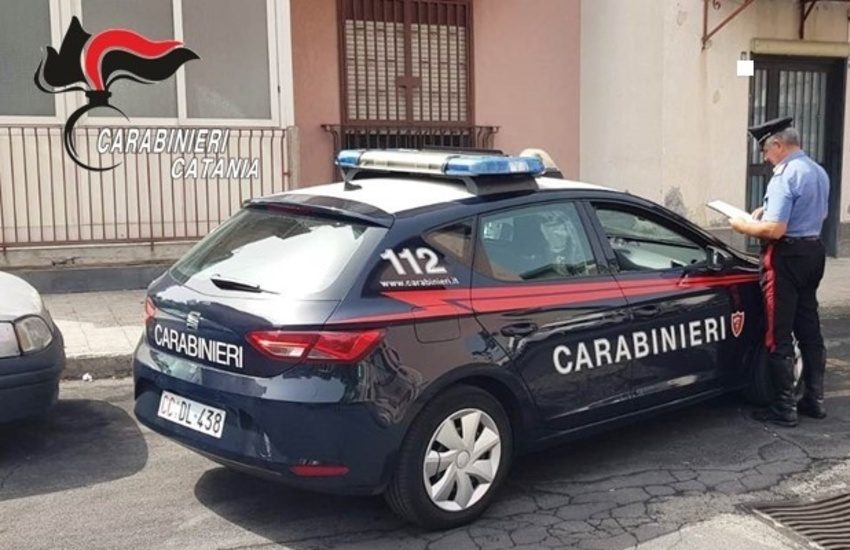 Acireale, sceglie la vittima e prima di rapinarla la costringe ad accompagnarlo in auto, arrestato
