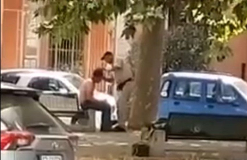 Latina, servizio di barbiere all’aperto nel parco pubblico… Il video