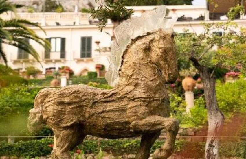 ‘Giardini di luce’: suggestiva collettiva d’arte contemporanea nei giardini del Timeo di Taormina