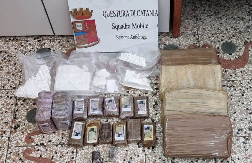 Librino, via Del Geranio sequestrate pistole, 5 kg di cocaina e 2 kg di hashish, arrestati