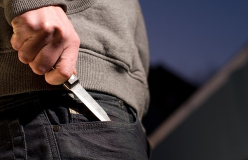 Estrae un coltello in caserma: arrestato