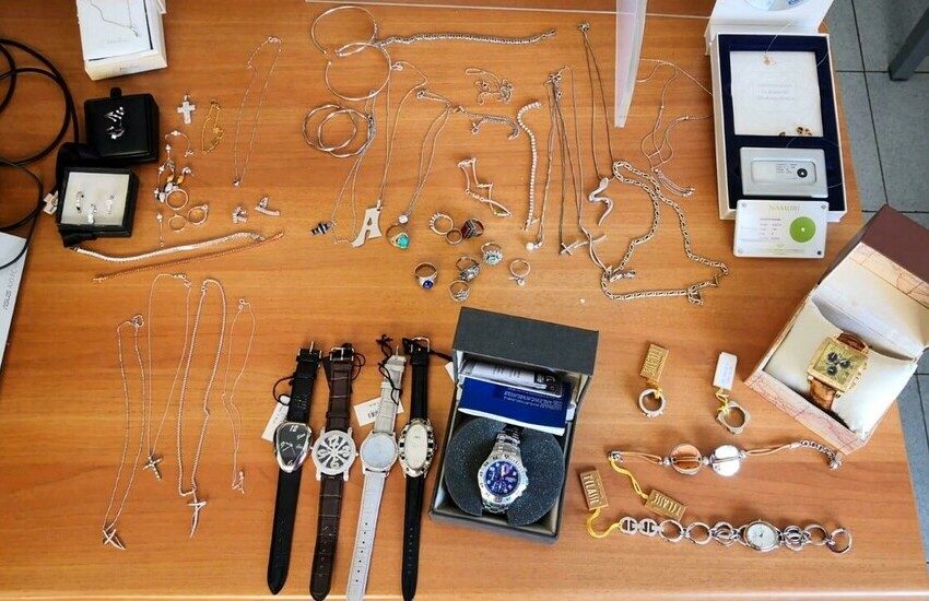 Formia, denunciato titolare di una gioielleria per attività abusiva e ricettazione, sequestrati locali e gioielli