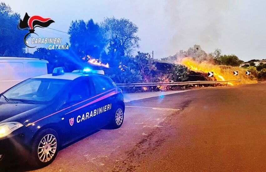 Palagonia, appicca un incendio ma viene beccato dai Carabinieri, denunciato