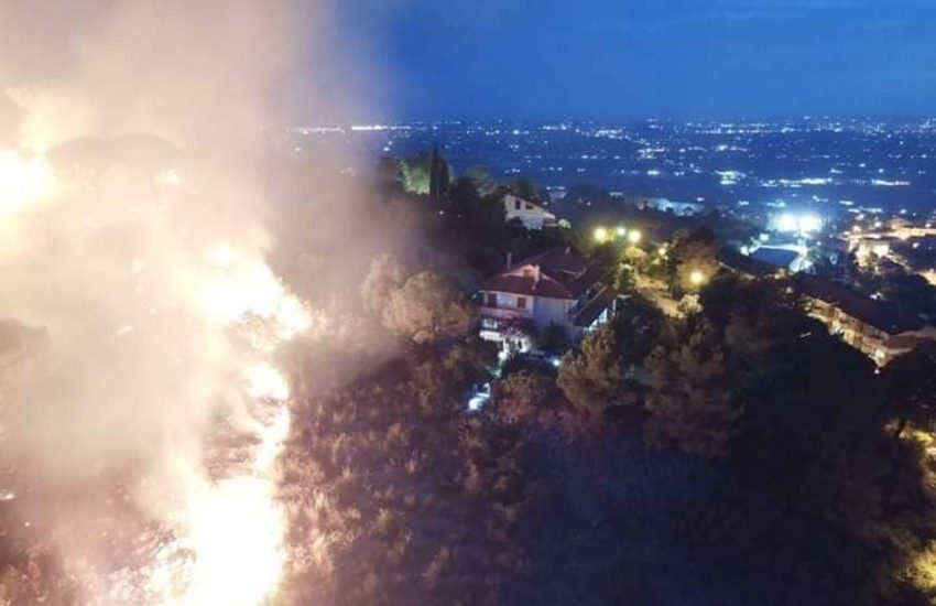 Fiamme a ridosso delle case e decine di ettari di bosco distrutti; la folle notte di fuoco sui monti Lepini