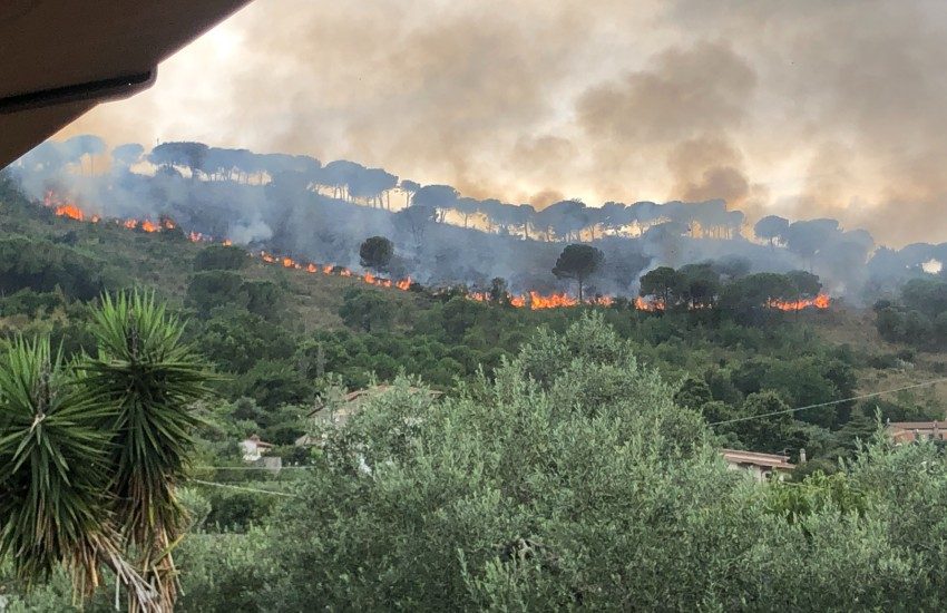 Sezze, un vasto incendio distrugge uno dei versanti di Monte Trevi