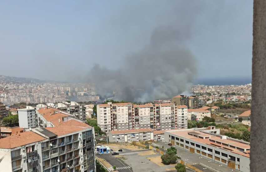 Catania brucia, oltre 70 interventi dei Vigili del Fuoco. Enorme incendio a Librino e Fossa Creta
