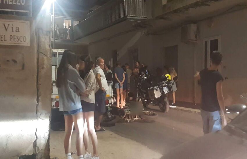 Incidente alla rotonda di Casuzze: moto a terra e lunghe file su via del Mandorlo