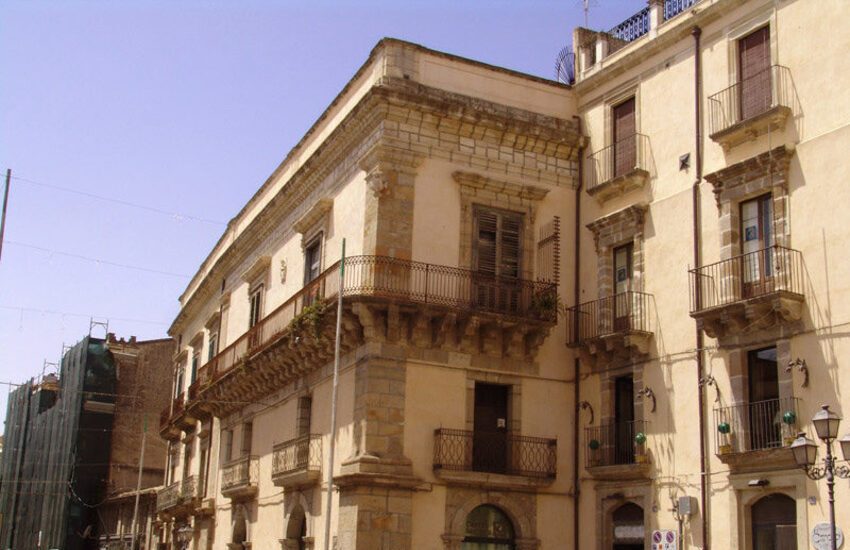Caltagirone, Genius Loci illumina la balconata gaginesca del Palazzo Gravina – Pace: stasera alle 20 il “fiat lux”