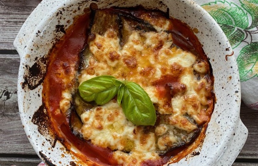 Perché la Parmigiana di melanzane non ha nulla a che fare con Parma o il parmigiano?