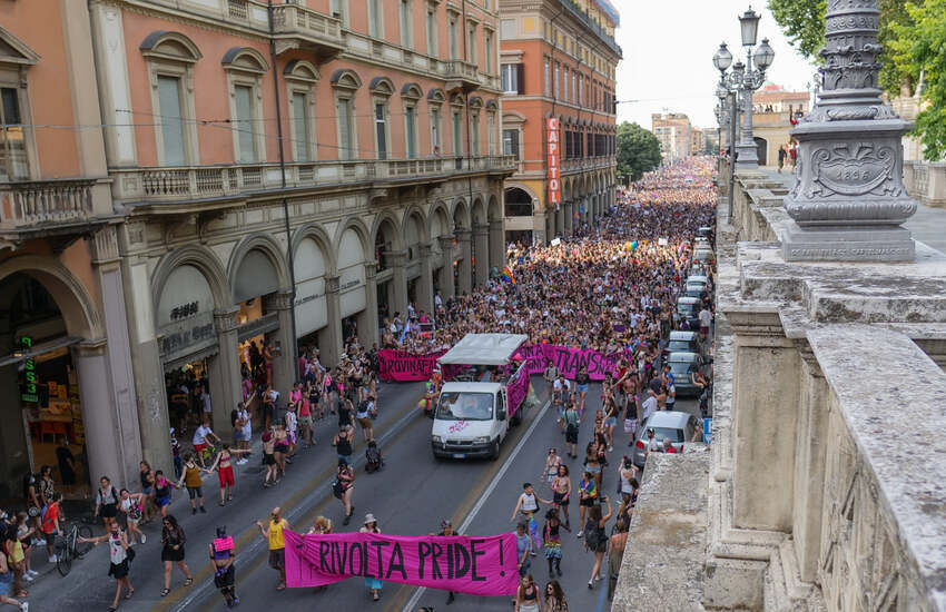 Rivolta Pride a Bologna: in migliaia in corteo