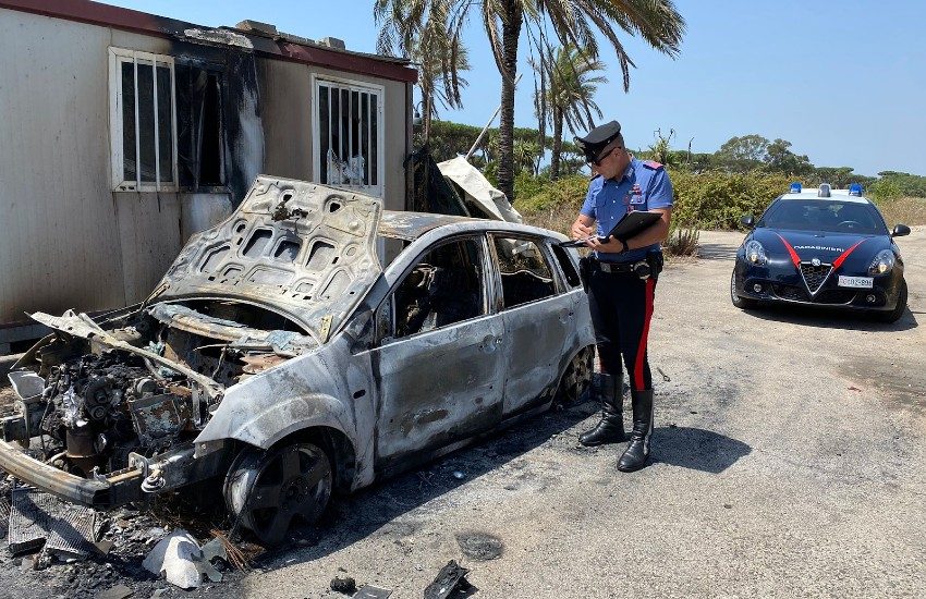 Sabaudia, lo aggrediscono per rubargli l’auto: lui si ribella e loro gliela bruciano…