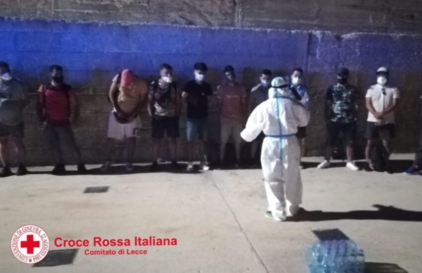 Altro sbarco nel Salento, arrivano 81 migranti. Arrestati tre scafisti