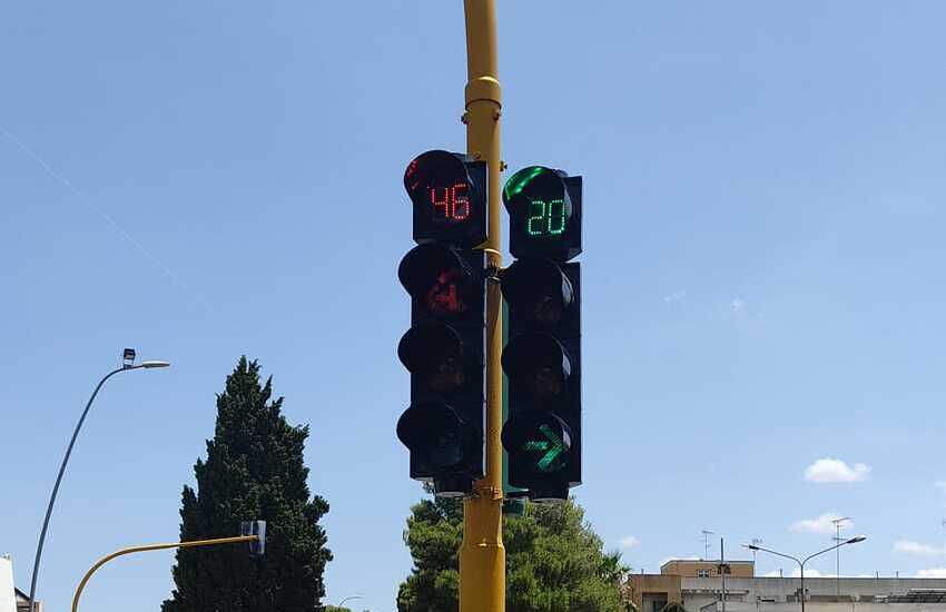 Semafori contasecondi, al via l’installazione su quattro incroci a Lecce