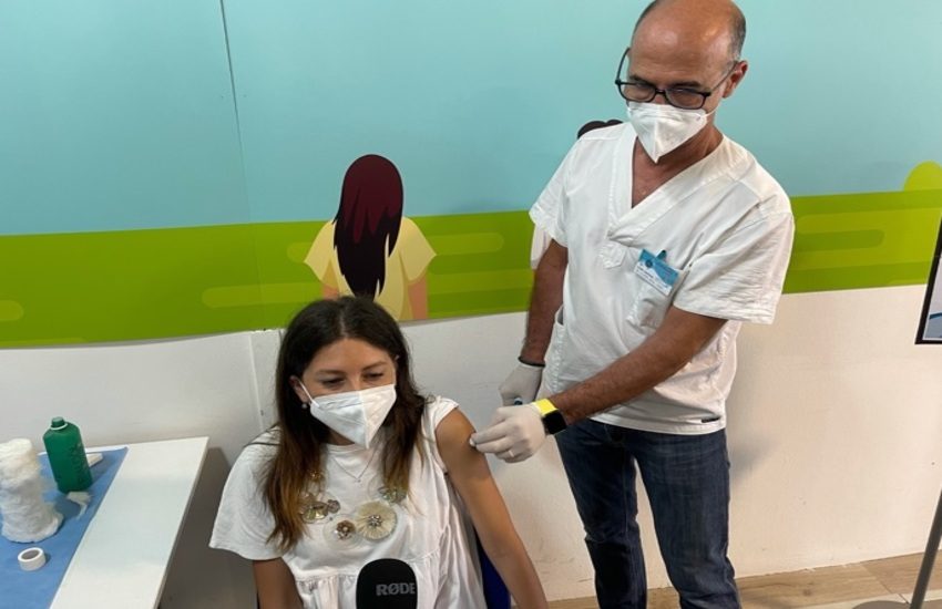 Messina, primo vaccino iniettato senza ago in Europa. Le parole di Anna: “Non ho sentito assolutamente nulla”