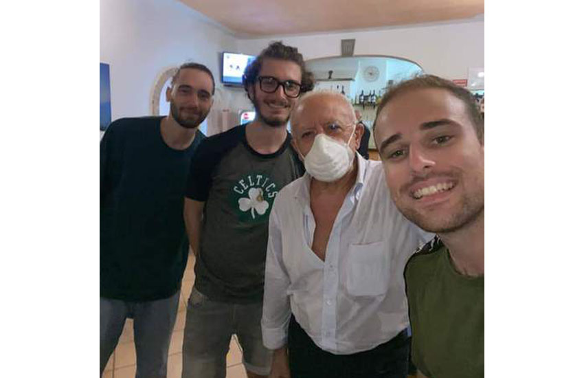 “Forza Lupi”: il selfie di 3 studenti col presidente De Luca