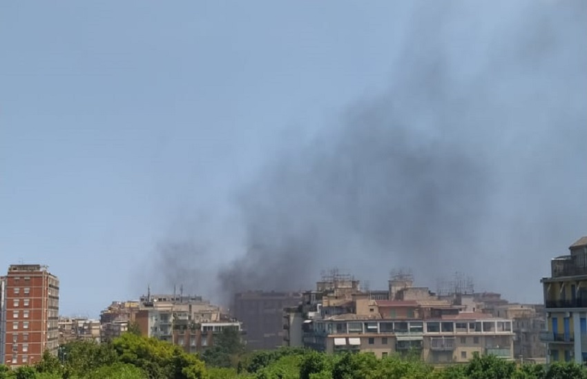 ULTIM’ORA – Catania, piromani bruciano cassonetti tra via Sassari e largo Bordighera
