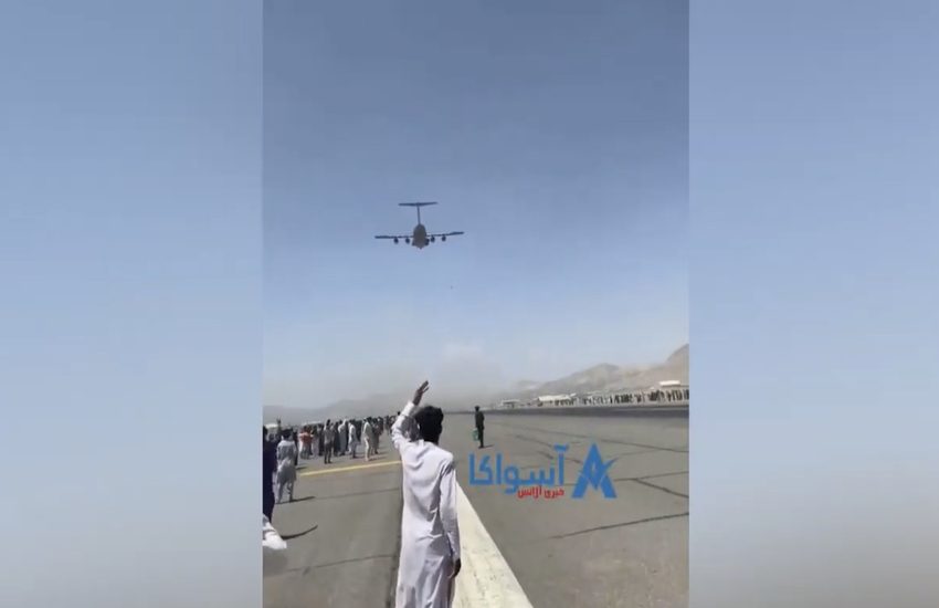 Afghanistan: Aggrappati a ruote aereo, precipitano nel vuoto – attenzione, immagini forti!