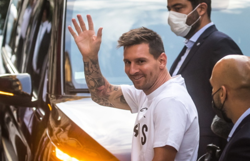 Lionel Messi è risultato positivo al coronavirus, ha annunciato oggi il Paris Saint-Germain. Anche la Serie A segnala nuovi positivi: due nella Juventus e tre nell’Inter