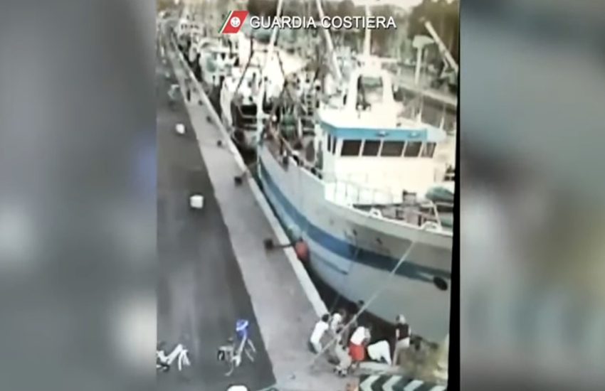 Tragedia sfiorata a Rimini, bimba di 11 mesi finisce in mare col passeggino – Video