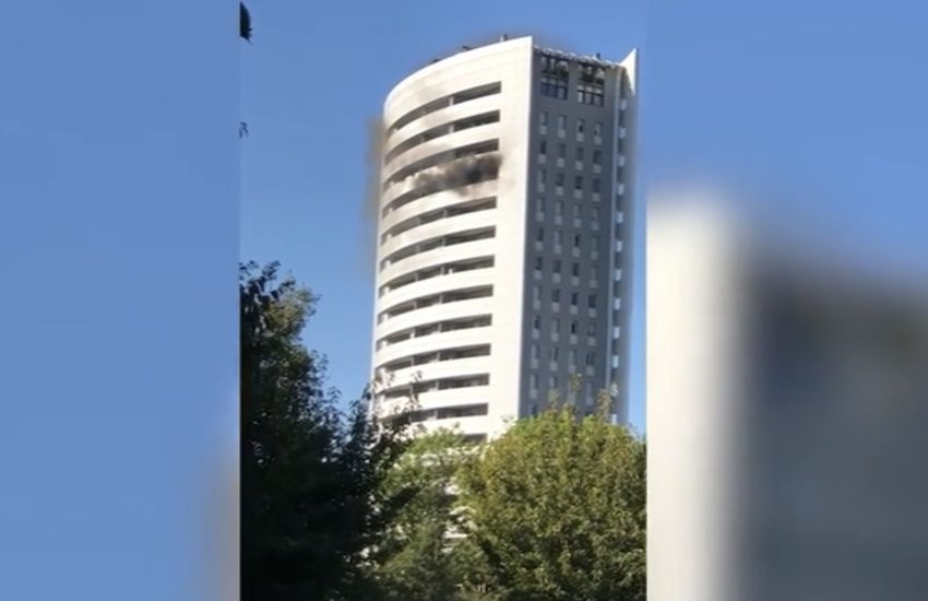 Milano: Principio rogo al Grattacielo, prima il fumo poi le fiamme (Video)