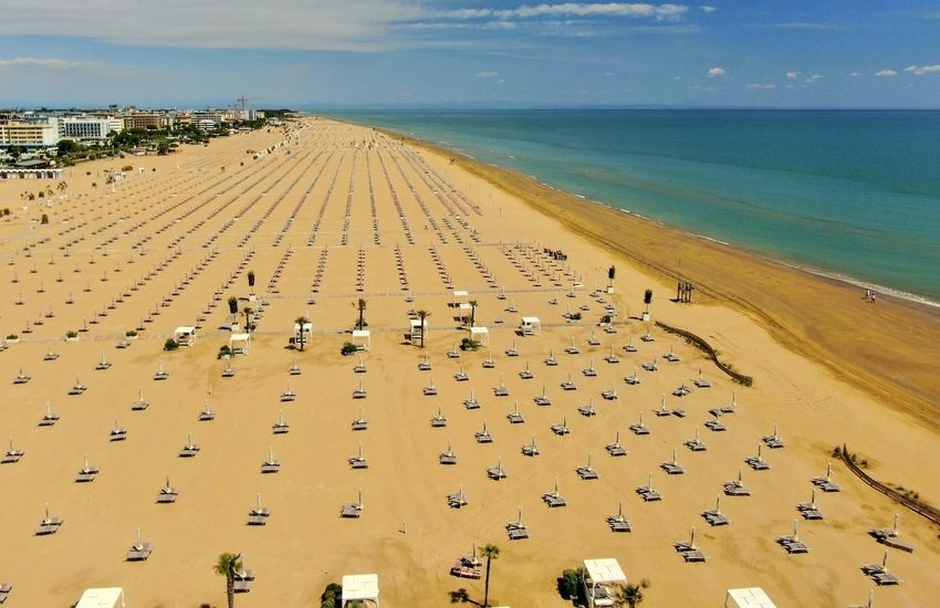 Tragica domenica a Bibione: Due turisti muoiono sulla stessa spiaggia