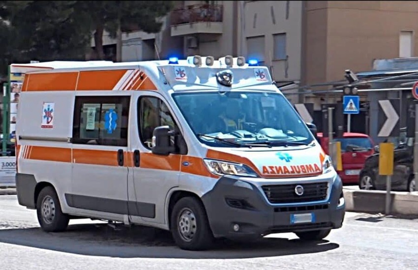“Cap e c…o sto lavorando” e costringe l’ambulanza a parcheggiare in mezzo alla strada per un intervento di pronto soccorso a Bagnoli