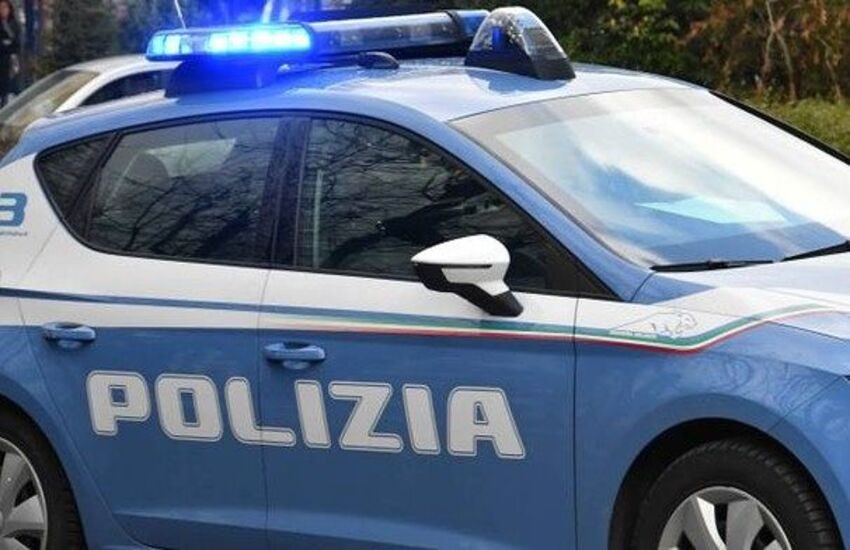 Pescara: Entra in un negozio di intimo e cerca di far sesso con i manichini