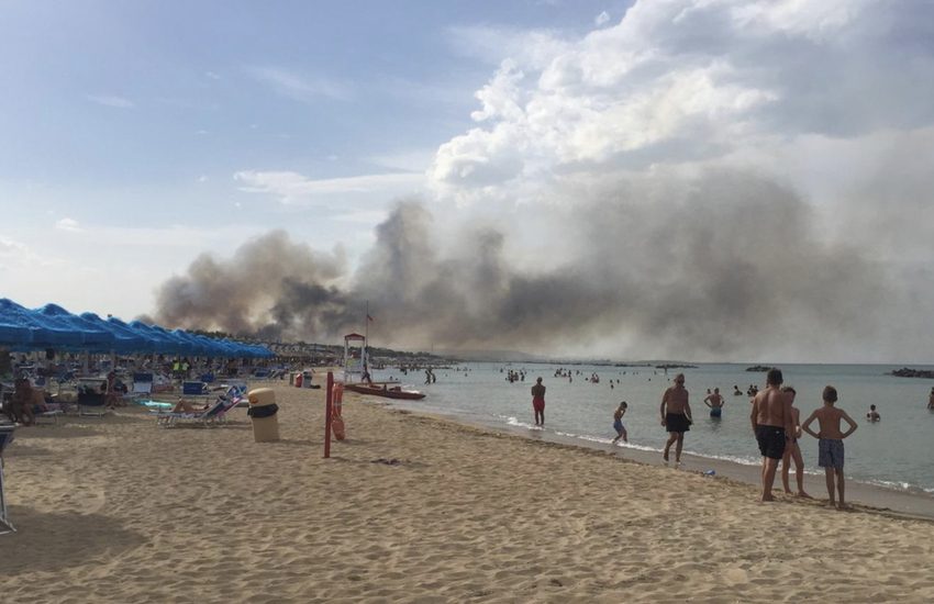 Pescara: Rogo nella Pineta Dannunziana, bagnanti in fuga da stabilimenti