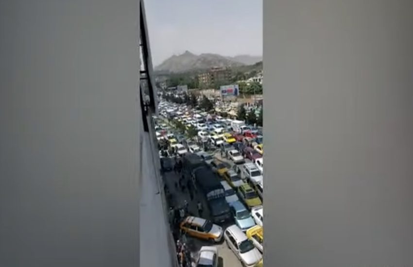 Afghanistan: Fuga da Kabul dopo arrivo talebani, migliaia bloccati nel traffico – Video