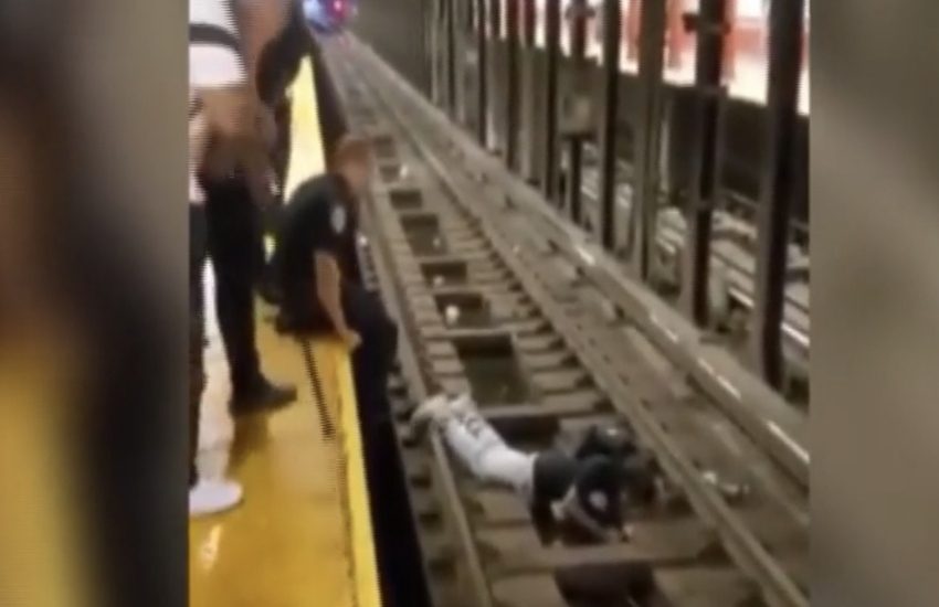 Perde sensi e cade su binari metro: poliziotto lo salva prima arrivo treno – Video
