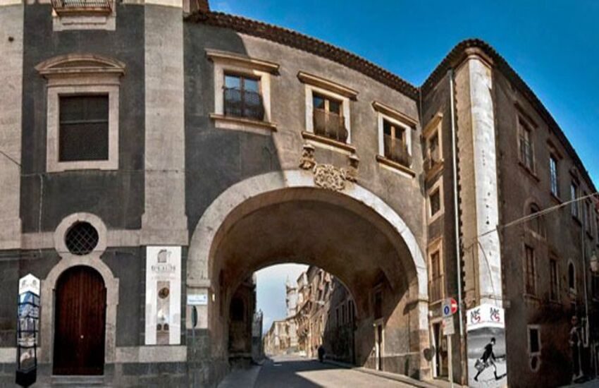 Catania e la leggenda del cavallo indemoniato senza testa