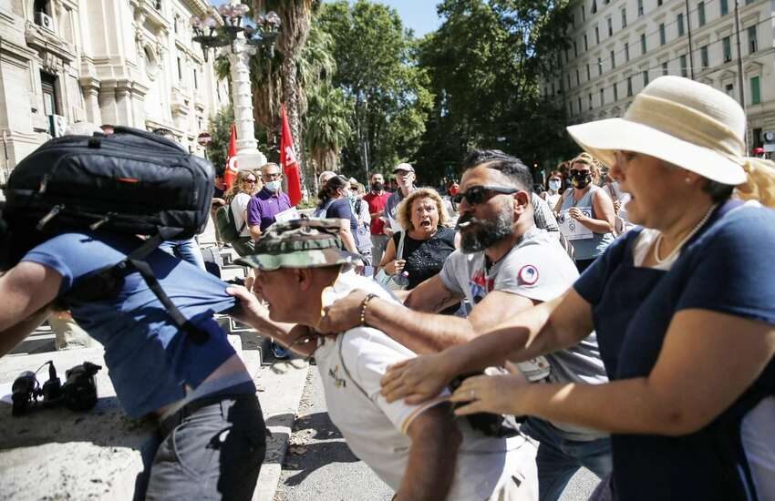 Green pass: Giornalista aggredito, Viminale ‘Ok manifestazioni, no violenza’