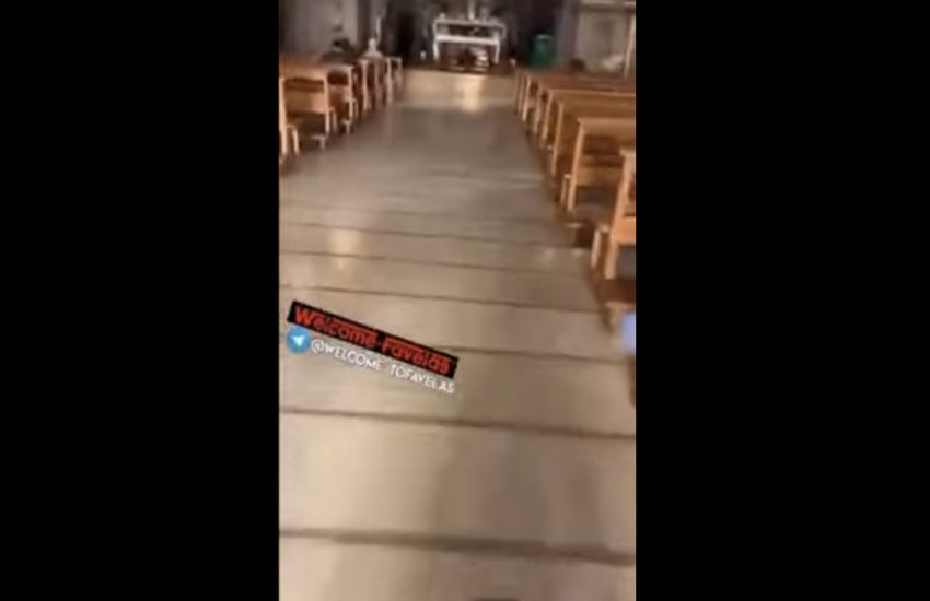 Entra in chiesa con lo scooter durante la messa e sgomma fino all’altare