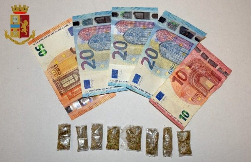 Scoperto con droga, cerca di fuggire al fermo. Arrestato per spaccio straniero irregolare
