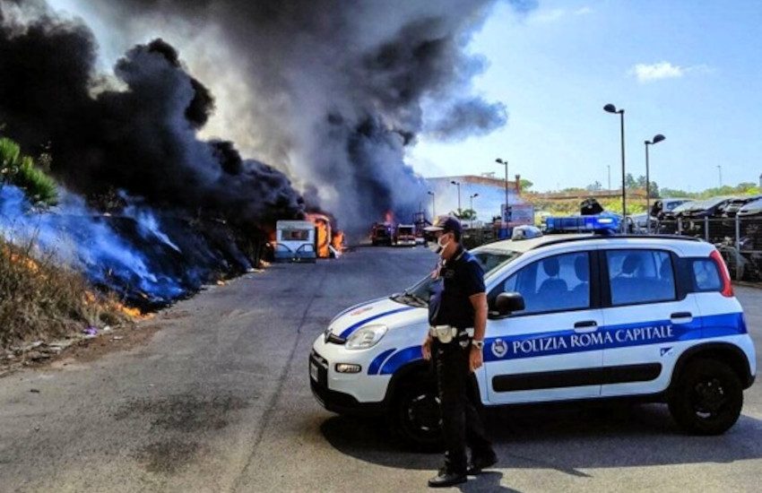 Incendio a Roma Sud, brucia un autodemolitore: fumo nero sulla Capitale