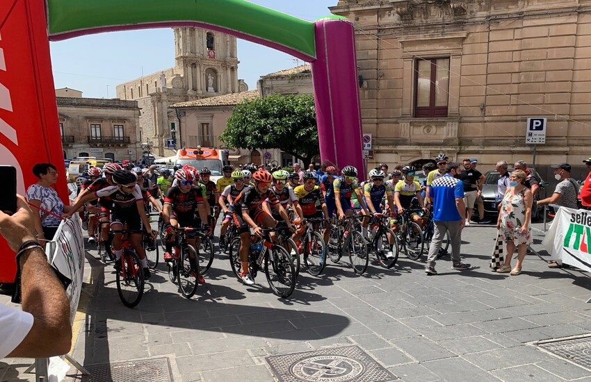Il vittoriese La Terra Pirrè trionfa in volata al Memorial Giovanni Cannarella di Monterosso