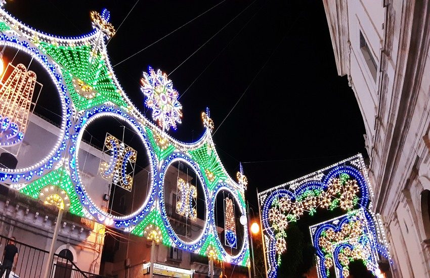 Comiso illuminata a festa con le luminarie intorno alla Parrocchia della Madonna delle Grazie