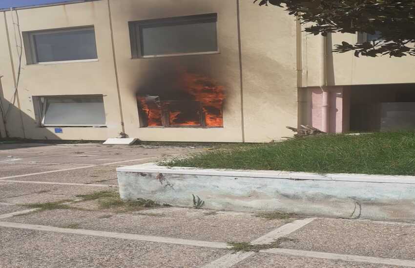 In fiamme l’Officina delle Culture “Gelsomina Verde” a Scampia, l’incendio è di natura dolosa