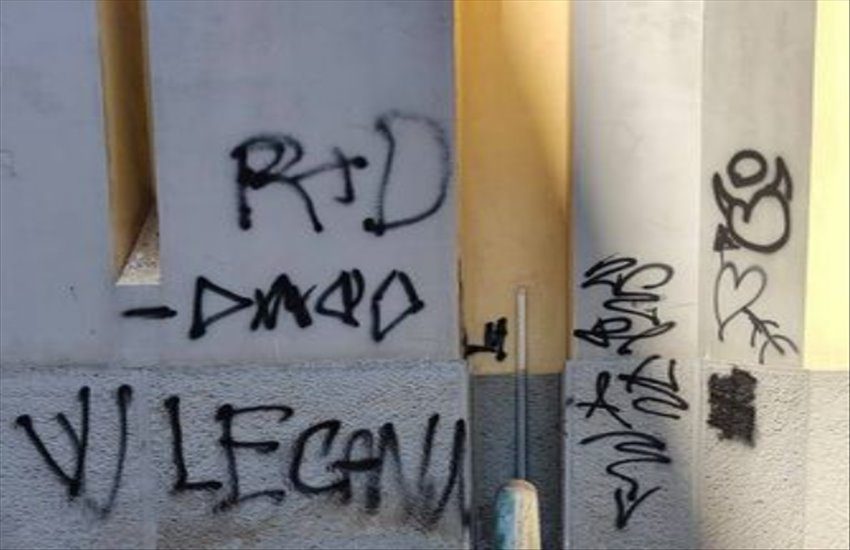 Imbrattata la chiesa della SS. Trinità a Torre Annunziata, don Ciro Cozzolino all’attacco: “Chi sa parli per costruire una società civile”