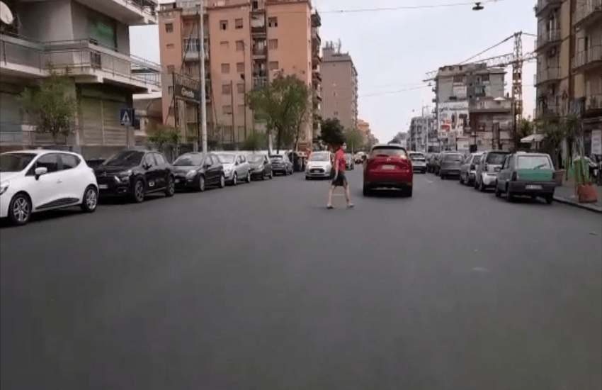 Catania senza regole: il Comune dimentica la segnaletica sul viale Mario Rapisardi